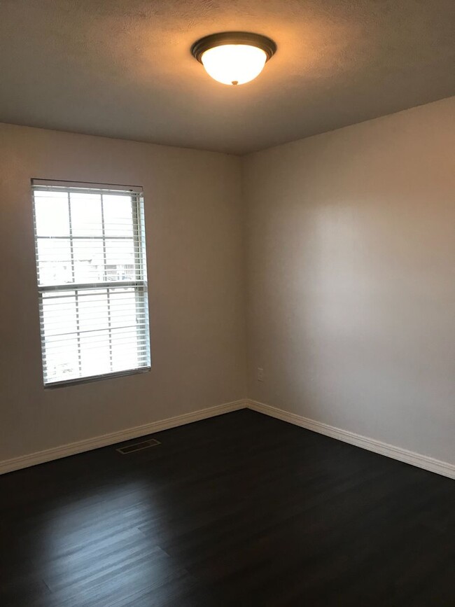 Building Photo - 3 bedroom 2 bath house.  Fenced yard
