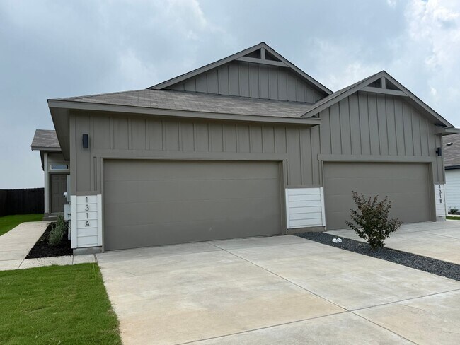 Building Photo - Brand New Luxury Duplex Available Today