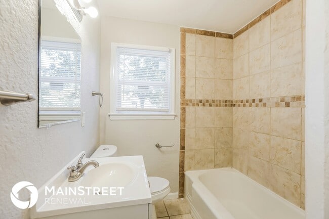 Building Photo - 5212 N Spruce Ave