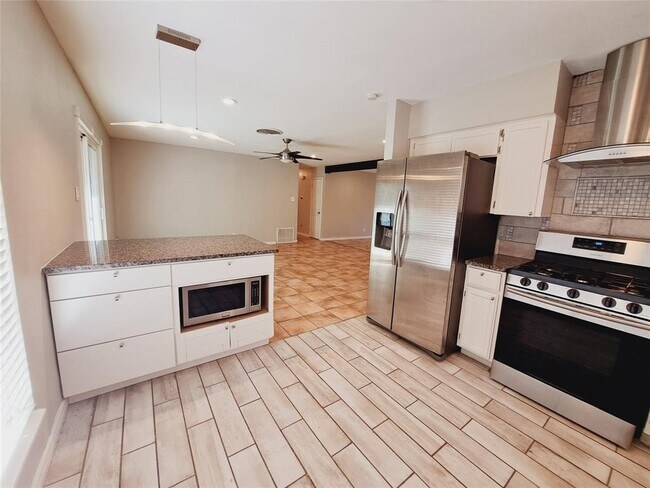 Building Photo - 2802 Loyola Ln