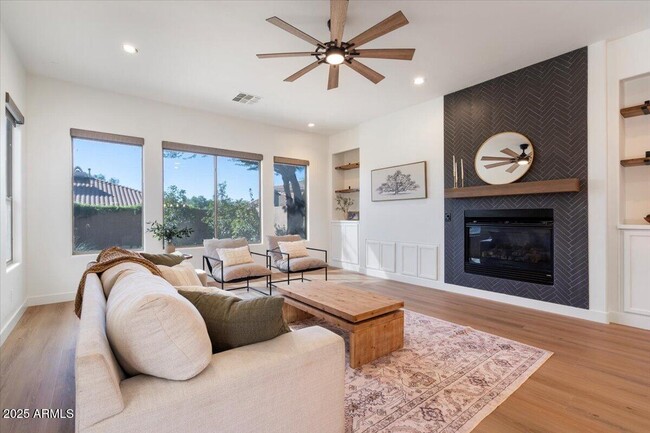 Building Photo - 2025 W Calle Del Sol