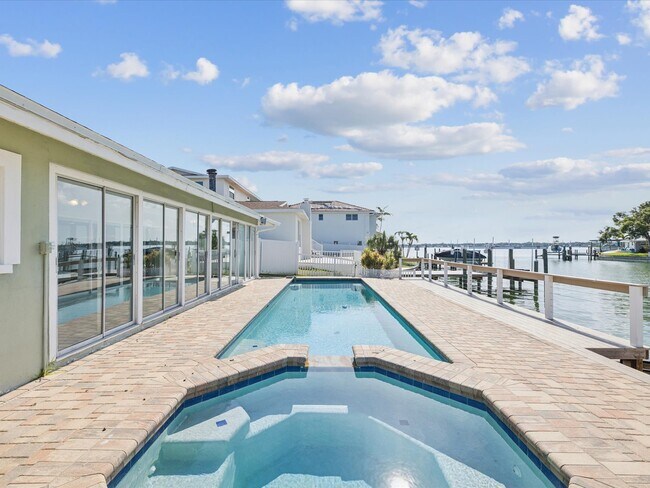 Building Photo - 441 Palm Island NE