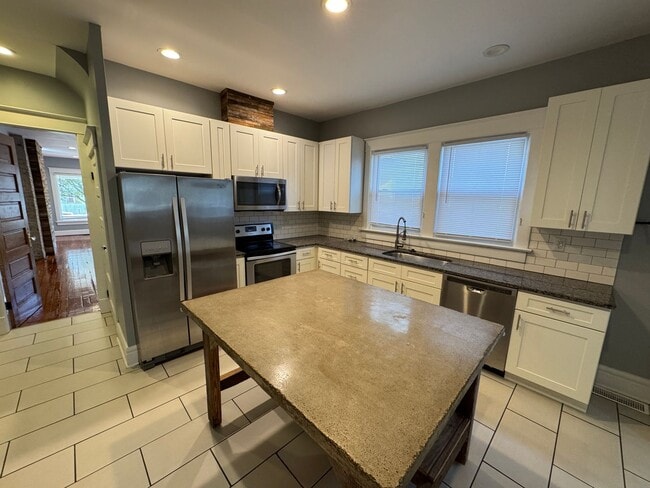 Building Photo - 1020-1022 S Randolph