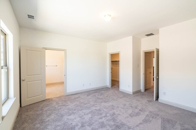 Building Photo - 6123 Blythe Dr