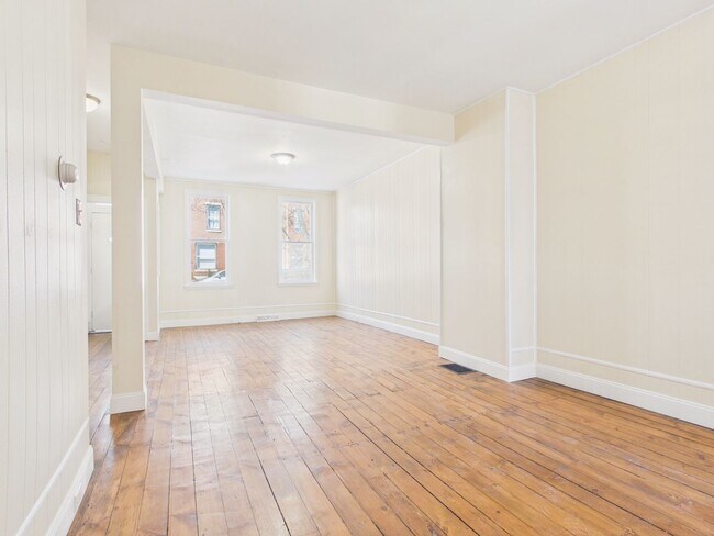 Building Photo - Large 4 Bedroom Single Family on Reily St.