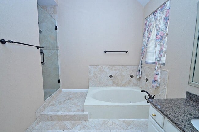 Building Photo - 523 Crestridge Dr