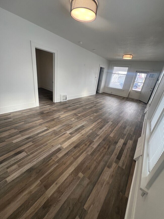 Building Photo - Charming Main Floor Apartment – 2 Bed, 1 B...