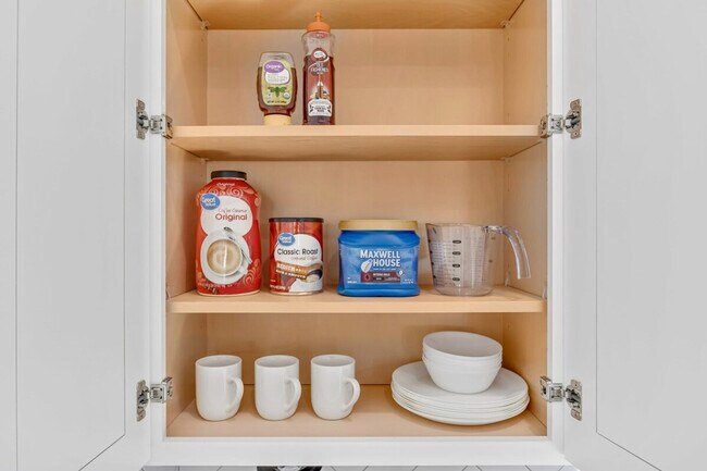 Building Photo - 3020 Live Oak St