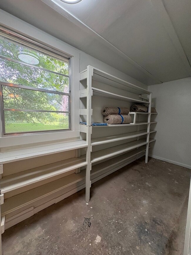 Building Photo - Beautiful 4 bedroom/1 bath with Central Air & Heat on Corner Lot