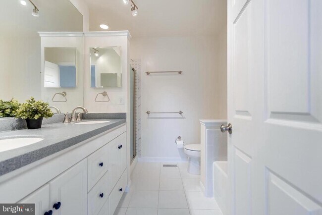 Building Photo - 7046 Falls Reach Dr