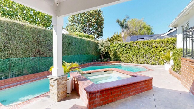 Building Photo - Large Spacious Home with a Pool!