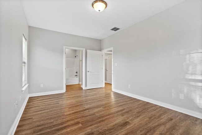 Building Photo - 585 Regency Cir