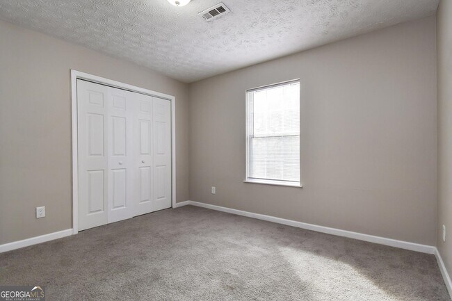 Building Photo - 8043 Trinity Park Dr