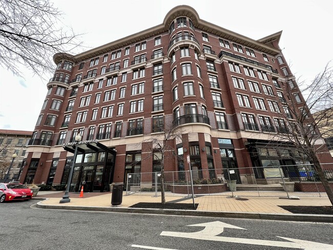 Building Photo - 1390 Kenyon St NW