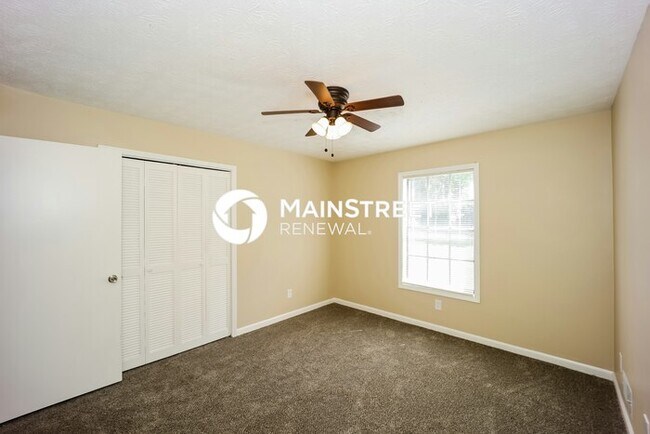 Building Photo - 3 Bedroom Pet-Friendly Home in RIVERDALE, ...