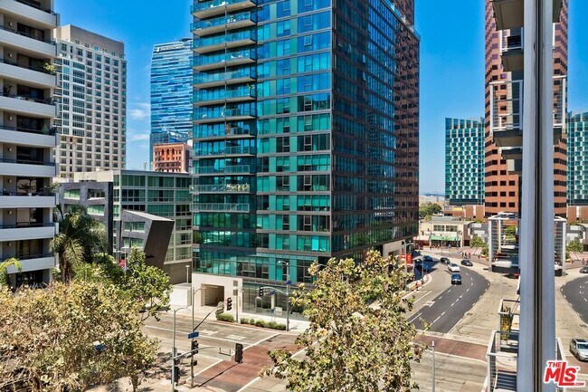 Building Photo - 645 W 9th St