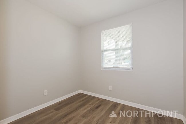 Building Photo - 7912 Allamanda Ave