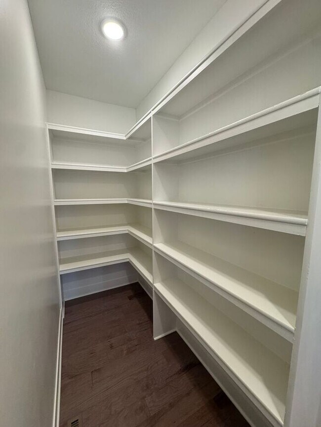 Building Photo - Luxury 5BR 4 BA Home w/ Pool and Clubhouse Access in GREAT location!