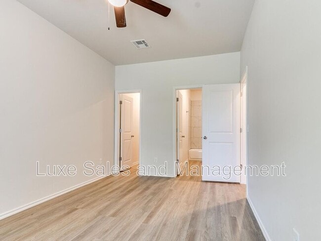 Building Photo - 3703 N Divis Ave