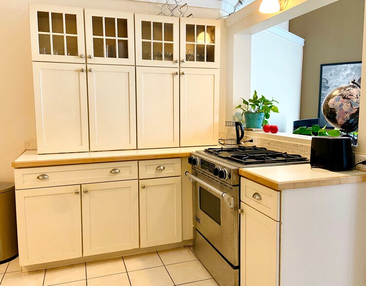 Building Photo - 145 Anderson St