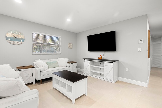 Building Photo - 1706 Plover Ave