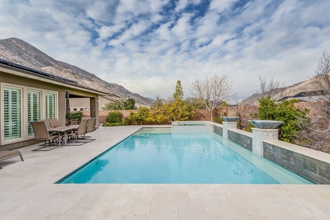 Building Photo - Stunning 5Bed/4.5 Bath home located in a prestigious guard gated community in Summerlin