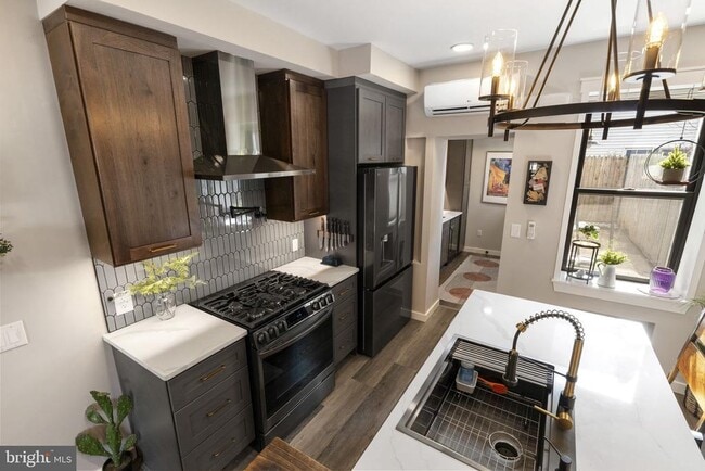 Building Photo - 526 E Thompson St