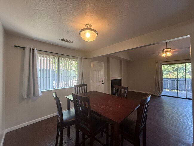 Building Photo - 1190 S Winery Ave