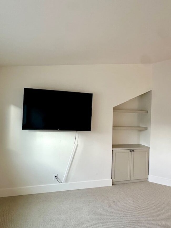 Building Photo - Riverfront Gated 2 Bedroom Luxury Condo!!