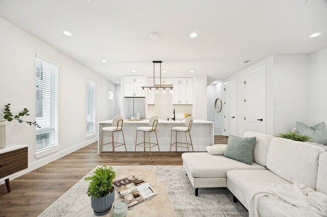 Building Photo - 5633 Live Oak St