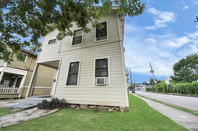 Building Photo - 2502 Saltus St