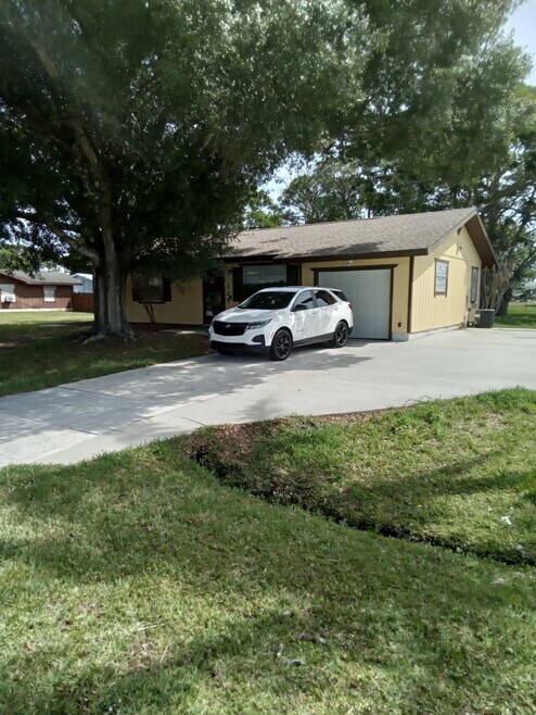 Building Photo - 325 NW Ferris Dr