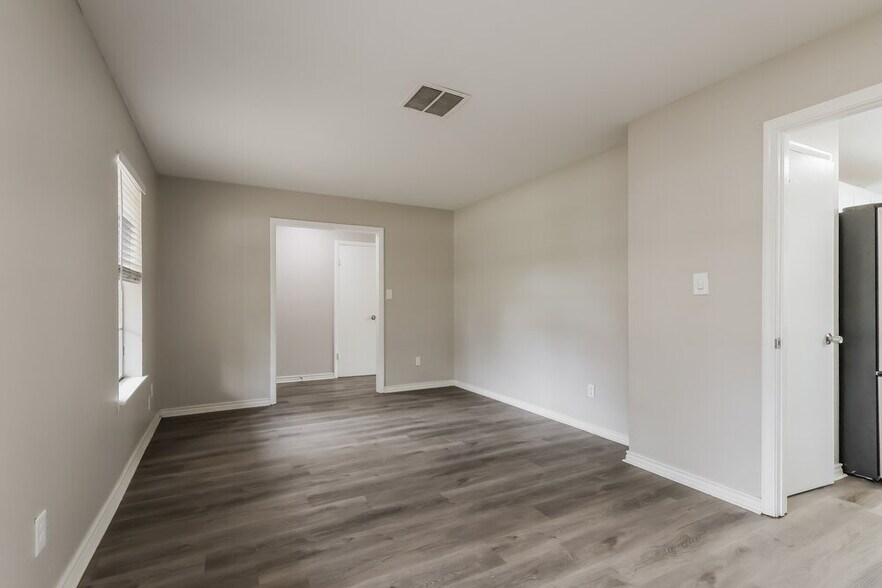 Building Photo - 25106 Lynbriar Ln