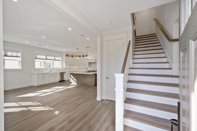 Building Photo - 261 E Bellevue Ave