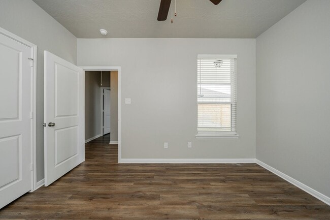 Building Photo - Bright & Cozy Townhome