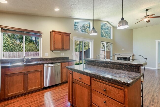 Building Photo - Well-Kept 3 bed, 2 bath home in South Salem