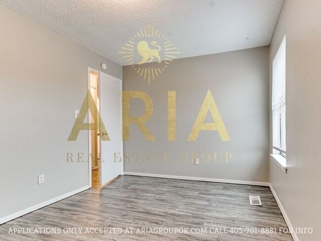 Building Photo - 3 Bed/1.5 Bath Duplex in West Norman! AVAI...