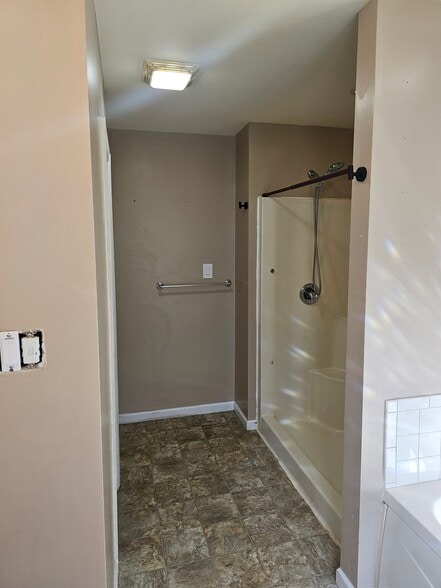 Master bathroom - 852 Gray Fox Rd