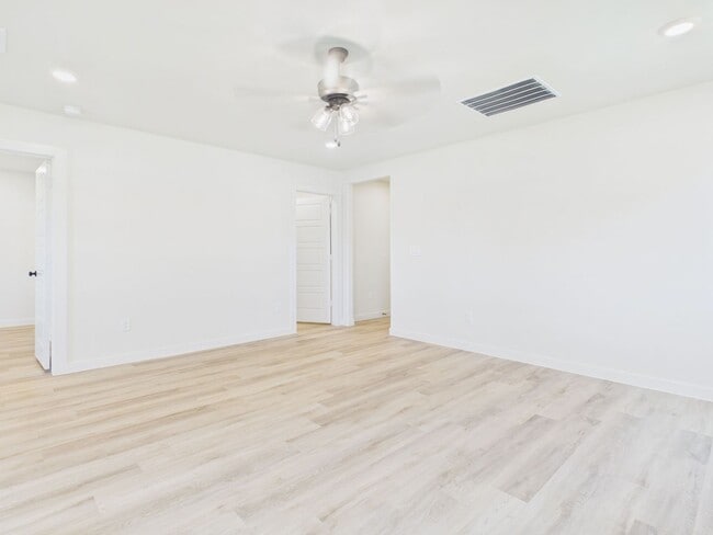 Building Photo - Great 2 Bedroom in West Plains District