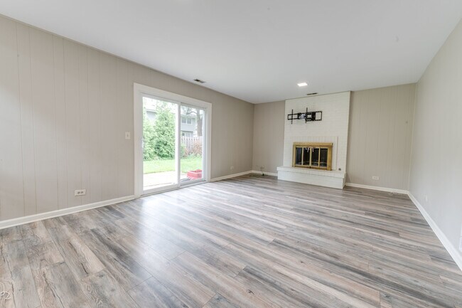 Building Photo - 5S735 Park Meadow Dr