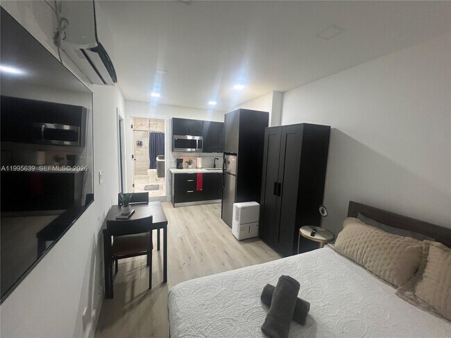 Building Photo - 2723 SW 13th St