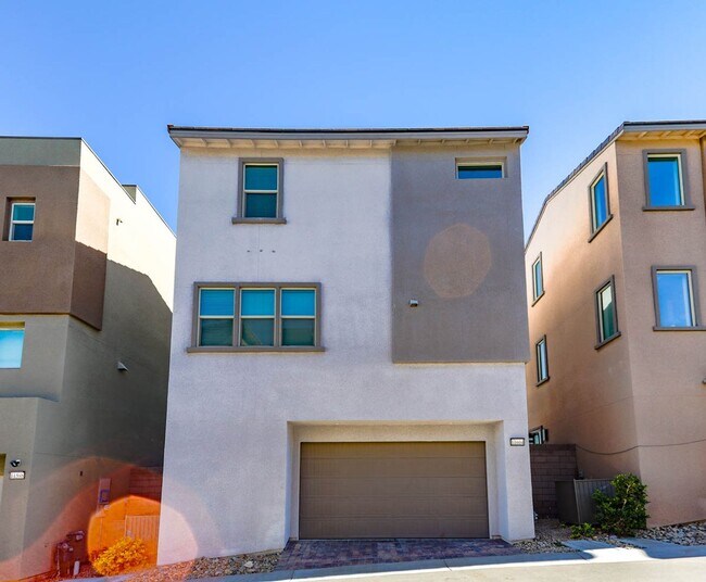 Building Photo - Summerlin Beauty With Bed and Bath On 1st Floor