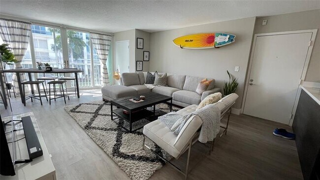 Building Photo - 720 Bayshore Dr