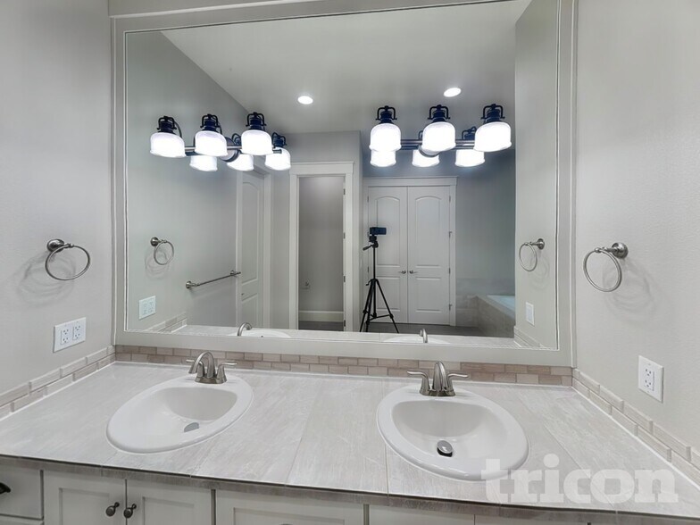 Building Photo - 2604 NE 175th St