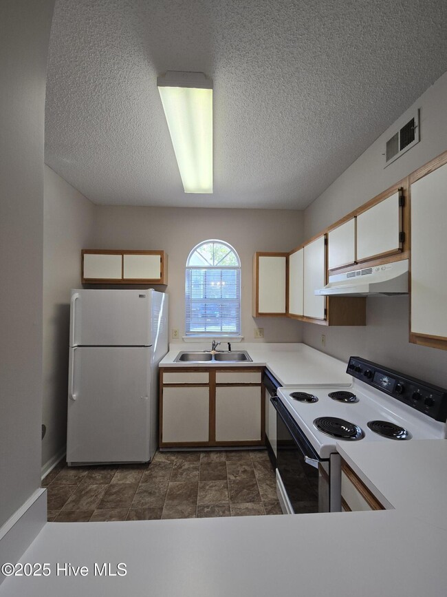 Building Photo - 723 Bragg Dr
