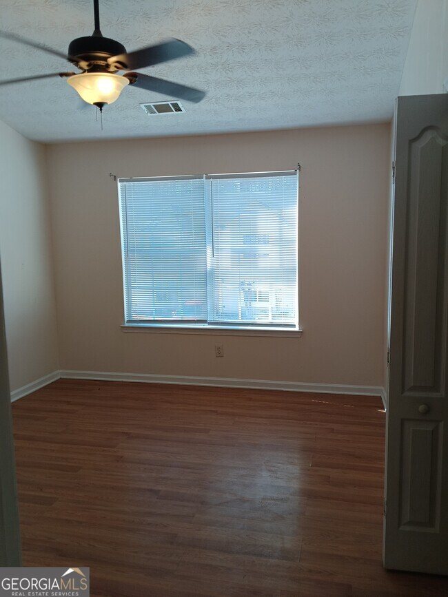 Building Photo - 3049 Fields Dr