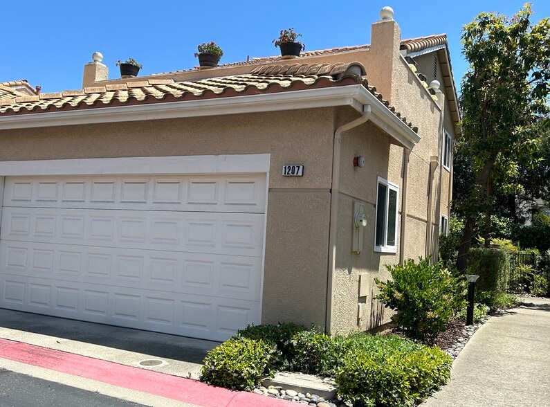 Garage - 1207 Manzanita Way