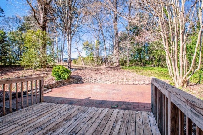 Building Photo - 2089 Rock Springs Cir