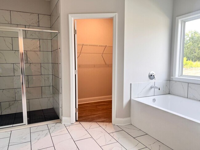 Building Photo - 8024 English Ivy Ct