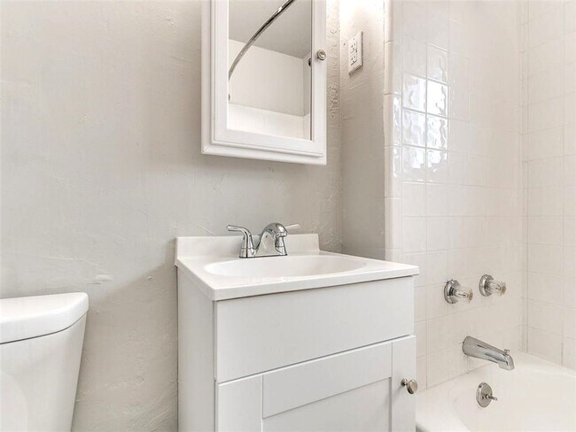 Building Photo - Super 4 Bed 1.5 Bath in the South Gate Addn in Moore, OK